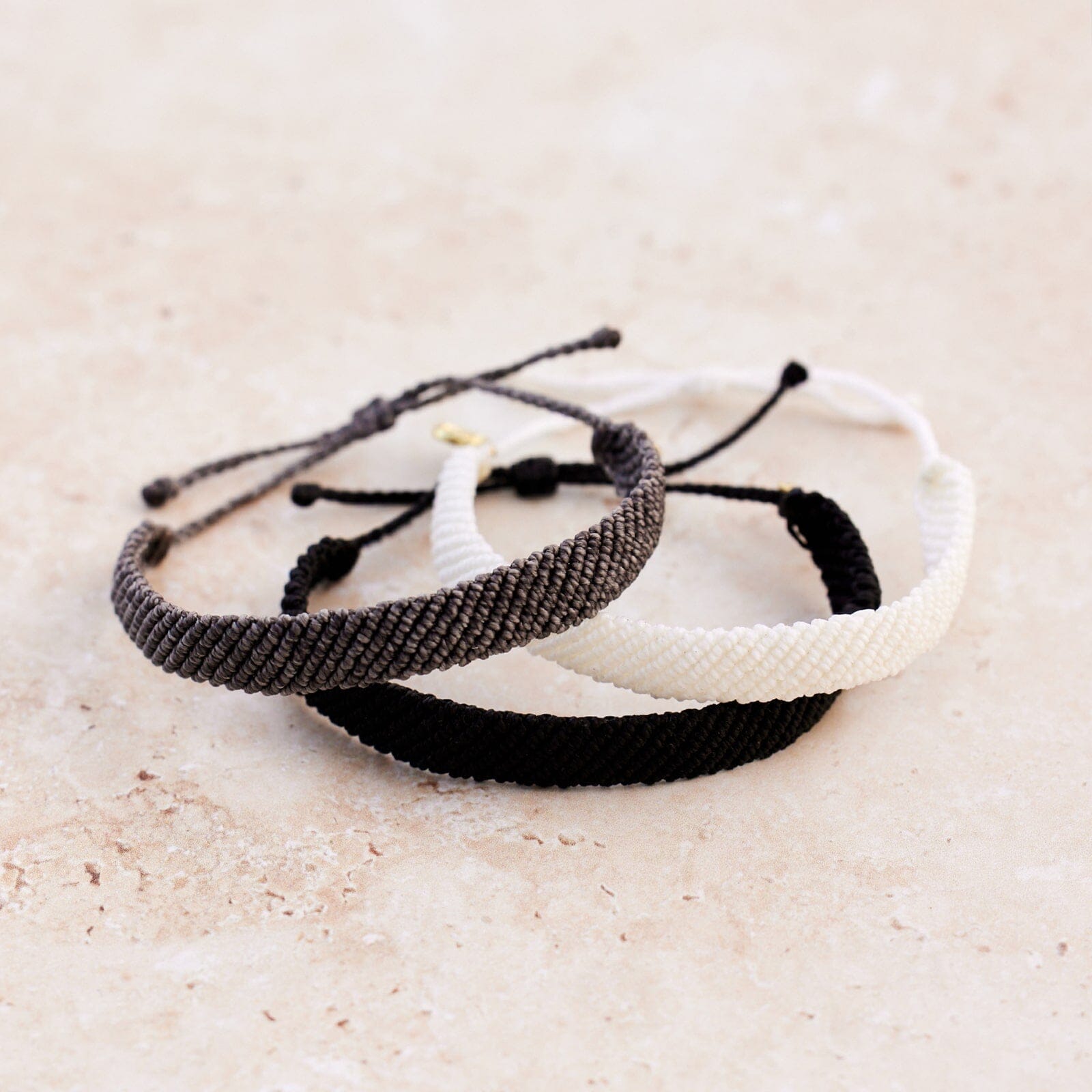 Bracelet tissé plat et large